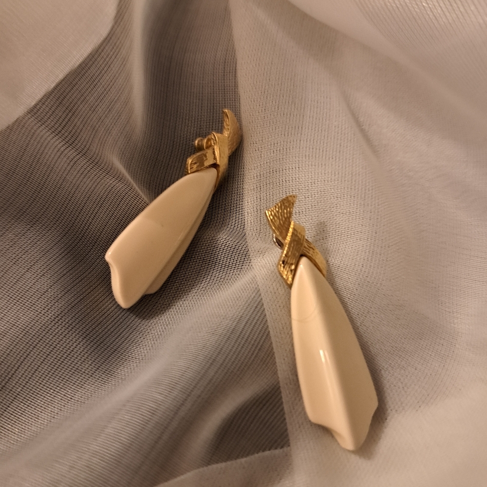 VINTAGE, Elegant Gold and Cream Stunning Pierced Earrings